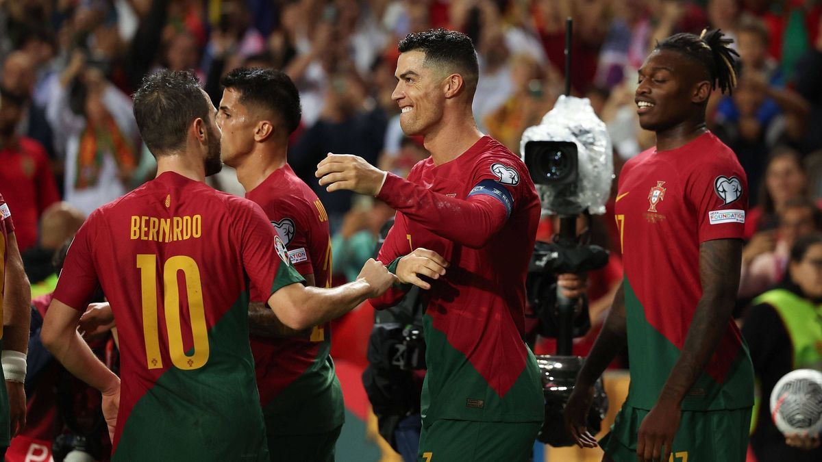 Portugal, Estadio do Dragao Porto, 13.10.2023 UEFA EURO, EM, Europameisterschaft,Fussball 2024 Qualifiers Group J Portugal - Slovakia v.l., Bernardo Silva (Portugal), Cristiano Ronaldo (Portugal), ...