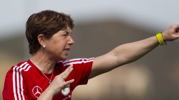 
                <strong>Maren Meinert (2004)</strong><br>
                Sie gehörte 2004 zu den Jahrgangsbesten. Kümmert sich beim DFB um die U20 und U19-Frauen.
              