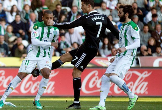 
                <strong>FC Cordoba vs. Real Madrid: Ronaldo sieht Rot</strong><br>
                ...doch die Bilder zeigen: Nach einer verpassten Flanke tritt Ronaldo gegen seinen Gegenspieler Edimar nach und trifft ihn gleichzeitig mit der Hand im Gesicht. Klare Tätlichkeit.
              