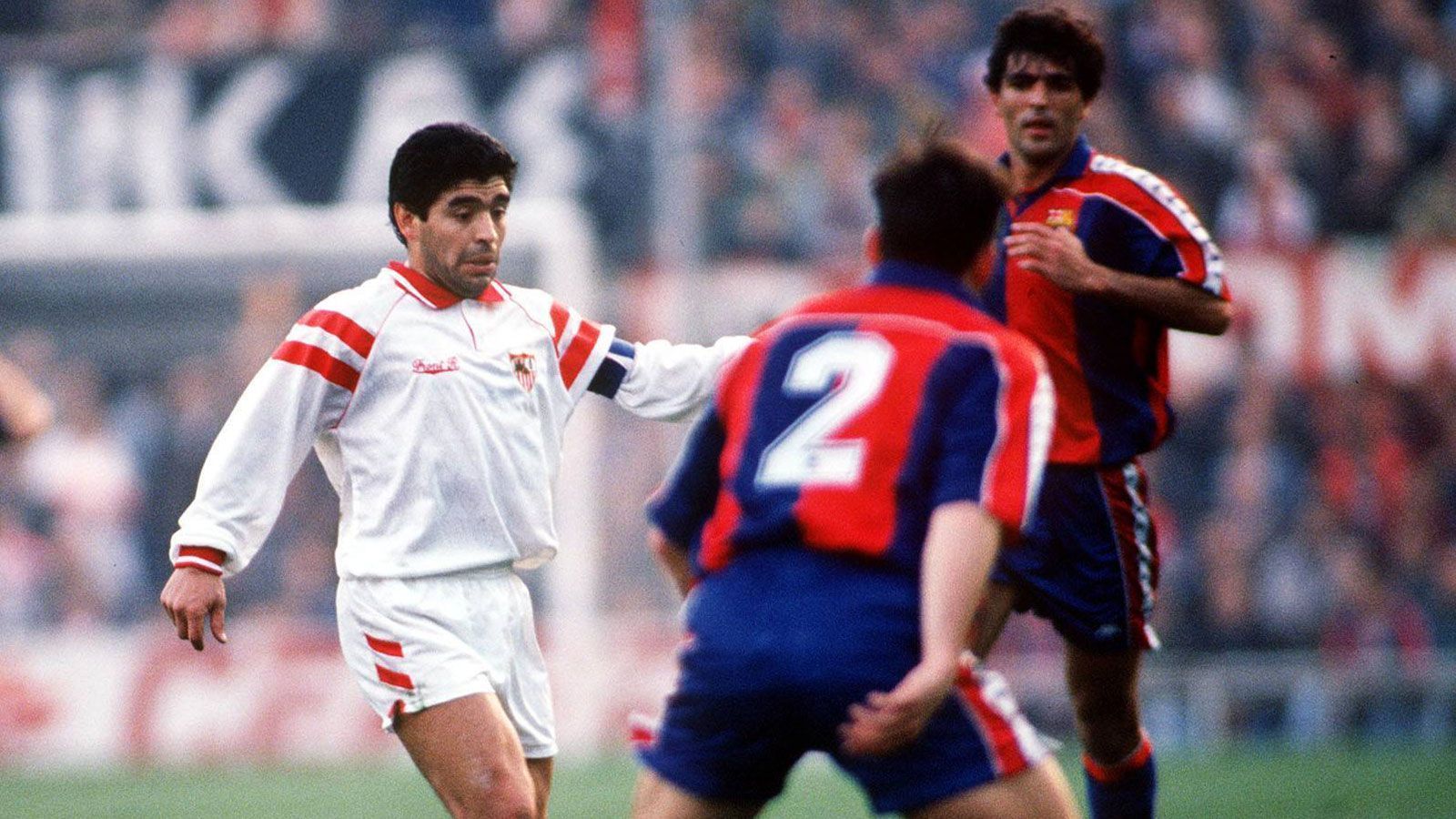 
                <strong>Letzte Stationen als Profi</strong><br>
                Maradona konnte nicht mehr an seine herausragende Form anknüpfen. 1992 verließ er Neapel und ging nach einer kurzen Zeit beim FC Sevilla zurück in die Heimat. Nach seiner zweiten Doping-Sperre ließ er seine Karriere bei den Boca Juniors ausklingen. Am 30. Oktober 1997 hängte er seine Fußball-Schuhe endgültig an den Nagel.
              