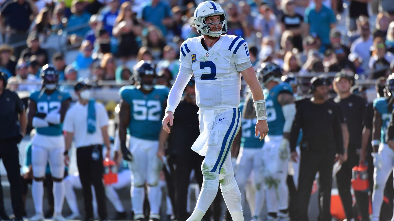 
                <strong>Verlierer: Carson Wentz (Indianapolis Colts)</strong><br>
                Ähnlich wie Stafford hat auch Carson Wentz das Spiel seines Teams im Endeffekt gekostet. Die Indianapolis Colts mussten "nur" bei den Jacksonville Jaguars gewinnen, um in die Playoffs einzuziehen. Wentz erwischte jedoch einen fürchterlichen Nachmittag und zeigte, wie seine Kollegen, eine schwache Leistung. Ein Auftritt des Quarterbacks, der Fragen aufwirft. Dadurch haben die Colts nächste Woche ungewollt Freizeit und Carson Wentz wird sich in der Saison 2022 gehörig steigern müssen, um den Erwartungen gerecht zu werden.
              