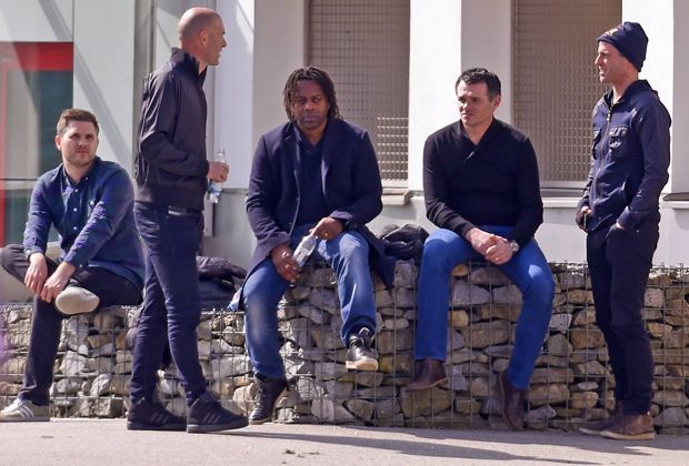 
                <strong>Zinedine Zidane hospitiert beim FC Bayern</strong><br>
                Bei so einem Besuch schaut auch Mehmet Scholl (r.) gerne mal vorbei und fachsimpelt mit den französischen Kollegen.
              