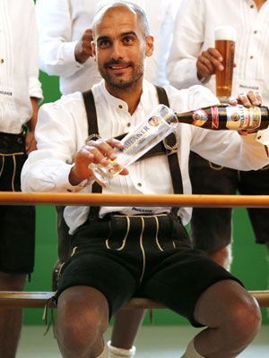 
                <strong>Götze, Guardiola und Co. beim Lederhosenshooting</strong><br>
                Pep Guardiola hat vermutlich noch nicht so oft die "Krachlederne" aus dem Kleiderschrank geholt. Doch der für seinen smarten Kleidungsstil bekannte Katalane kann sich auch in der bayerischen Tracht sehen lassen
              