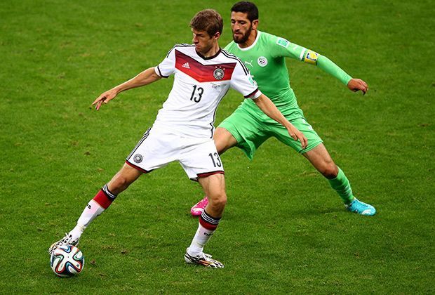 
                <strong>Thomas Müller</strong><br>
                Lauffreudig wie gewohnt. Bekam lange Zeit im Strafraum kaum Zuspiele und hatte somit auch kaum Chancen. Slapstick-Award für seinen Ausrutscher beim Freistoß kurz vor Ende der regulären Spielzeit. Kraftvoller Vorbereiter zum 1:0. Note: 2
              