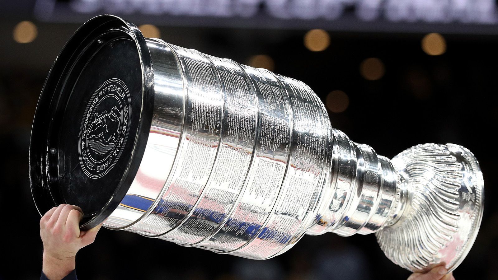 
                <strong>NHL: Das Power Ranking vor dem Beginn der Stanley-Cup-Playoffs</strong><br>
                Der Kampf um die wichtigste Eishockey-Trophäe startet in der Nacht zum Dienstag. Doch welche Teams haben derzeit den besten Lauf und könnten den legendären Stanley Cup erringen? ran präsentiert das Power Ranking zum Beginn der NHL-Playoffs (Carolina Hurricanes at Boston Bruins am Sonntag live auf ProSieben MAXX und ran.de).
              