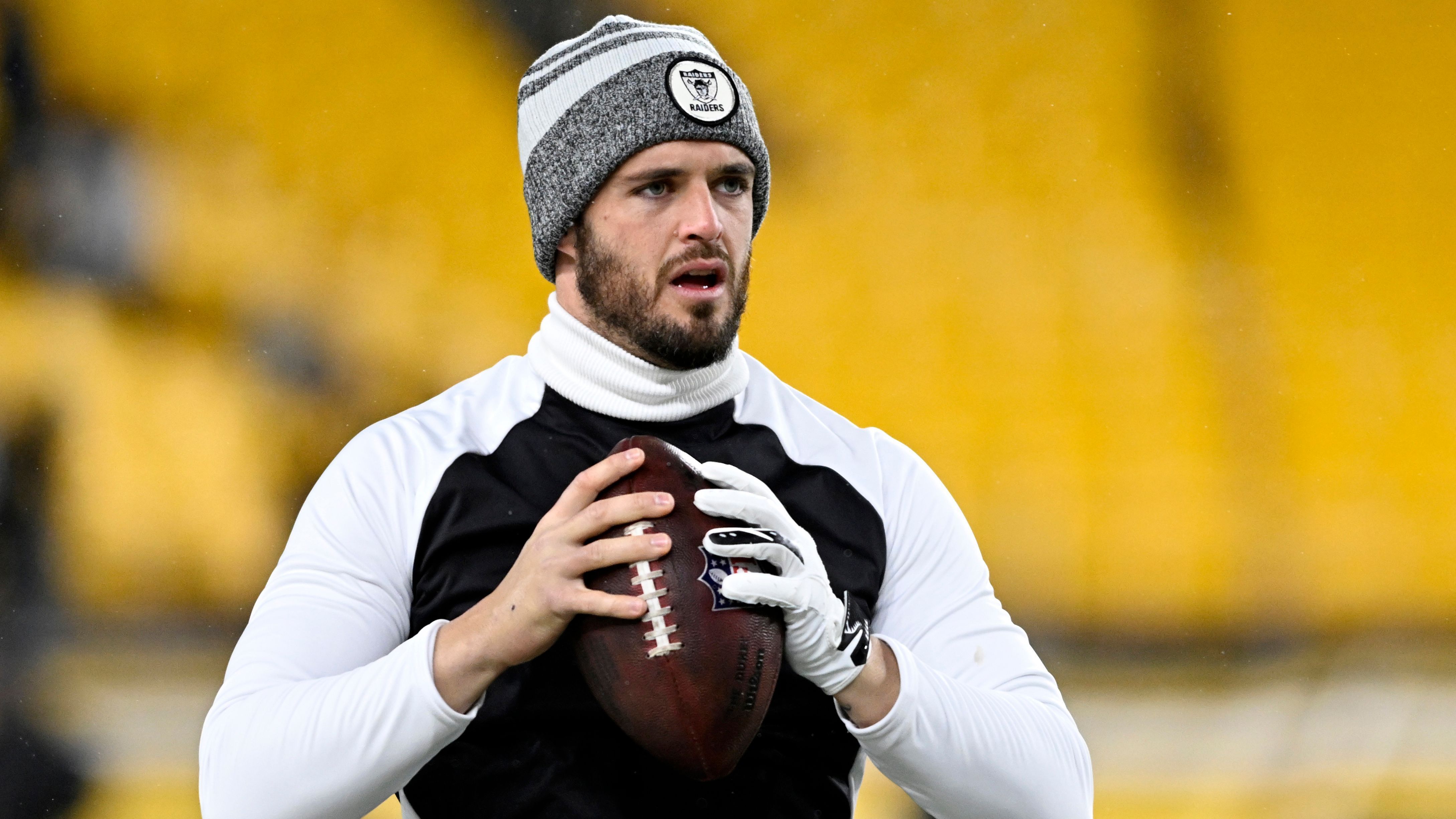 
                <strong>Machen die New Orleans Saints im Werben um Derek Carr ernst?</strong><br>
                Die New Orleans Saints könnten im Werben um Carr ernst machen und der Konkurrenz damit zuvorkommen. "ESPN"-Reporter Jeremy Fowler erklärte im "The Official Jets Podcast" am Rande des Combine in Indianapolis, dass New Orleans bereit sei, einen Deal für Carr auf den Weg zu bringen und betonte die Vorzüge des Wechsels für den Spieler: "Ich habe schon mit einigen Teams gesprochen, die sich fragen, ob Carr nicht in die NFC wechseln möchte, auch weil es dort etwas leichter für ihn ist. Weniger Quarterback-Stars, sozusagen", betonte Fowler: "Man hat nicht Mahomes, Burrow, Herbert, Josh Allen - all diese Typen. Es könnte der Weg des geringsten Widerstandes sein, um zu gewinnen." Nach dieser Logik würden für den Reporter auch die Carolina Panthers für den 31-Jährigen als nächste Franchise Sinn ergeben, "denn sie haben einen talentierten Kader". Carr habe jedoch die Zügel in der Hand und keinen Zeitdruck. "Er hat mehrere Optionen. Ich habe das Gefühl, dass er einfach nur geduldig abwartet, damit weitere Teams neben den Saints aktiv um ihn werben können, dann hat er mehr Druckmittel."
              