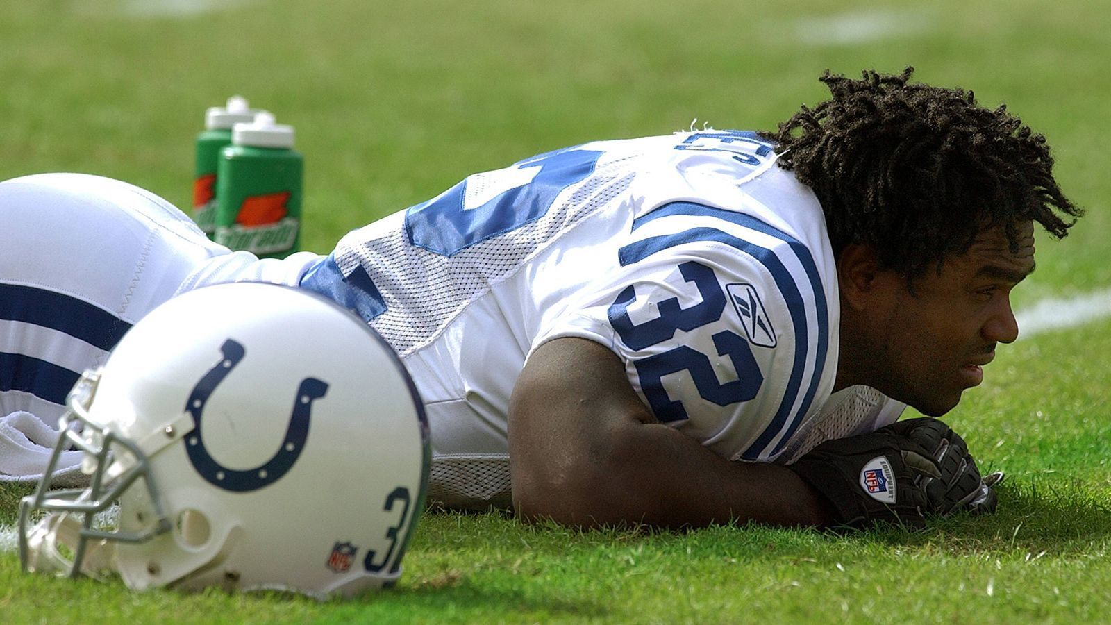
                <strong>Edgerrin James</strong><br>
                Edgerrin James hat den Super Bowl ebenfalls nie gewonnen. Dennoch war der Running Back bei den Indianapolis Colts (1999-2005), den Arizona Cardinals (2006-2008) und Seattle Seahawks (2009) absoluter Leistungsträger und viermaliger Pro Bowler. Gleich in seinen ersten beiden NFL-Jahren führte er die Liga in Rushing Yards an und wurde zum Rookie of the Year gekürt. Insgesamt kam er in seiner Karriere auf 12.246 Rushing Yards, 80 Rushing Touchdowns, aber auch 3364 Receiving Yards und 11 Receiving Touchdowns. Bei den Colts ist er noch immer All-Time Rushing Leader mit 9226 Yards und 64 Touchdowns.
              