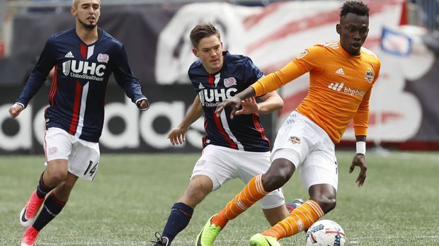 
                <strong>Alberth Elis (21 Jahre, Houston Dynamo)</strong><br>
                Die Texaner aus Houston haben sich nicht zum ersten Mal in Mexiko nach Neuzugängen umgesehen und mit dem Honduraner Alberth Elis scheint den Dynamos ein Goldgriff gelungen zu sein. Der 21-Jährige, von Monterrey bis zum Jahresende mit Kaufoption ausgeliehen, erzielte bereits fünf MLS-Treffer in zehn Spielen. Dabei zeigte Elis seine Flexibilität, denn der gelernte Stürmer wird in Houston zumeist als Rechtsaußen eingesetzt, was seiner Torgefährlichkeit aber keinen Abbruch tat. 
              