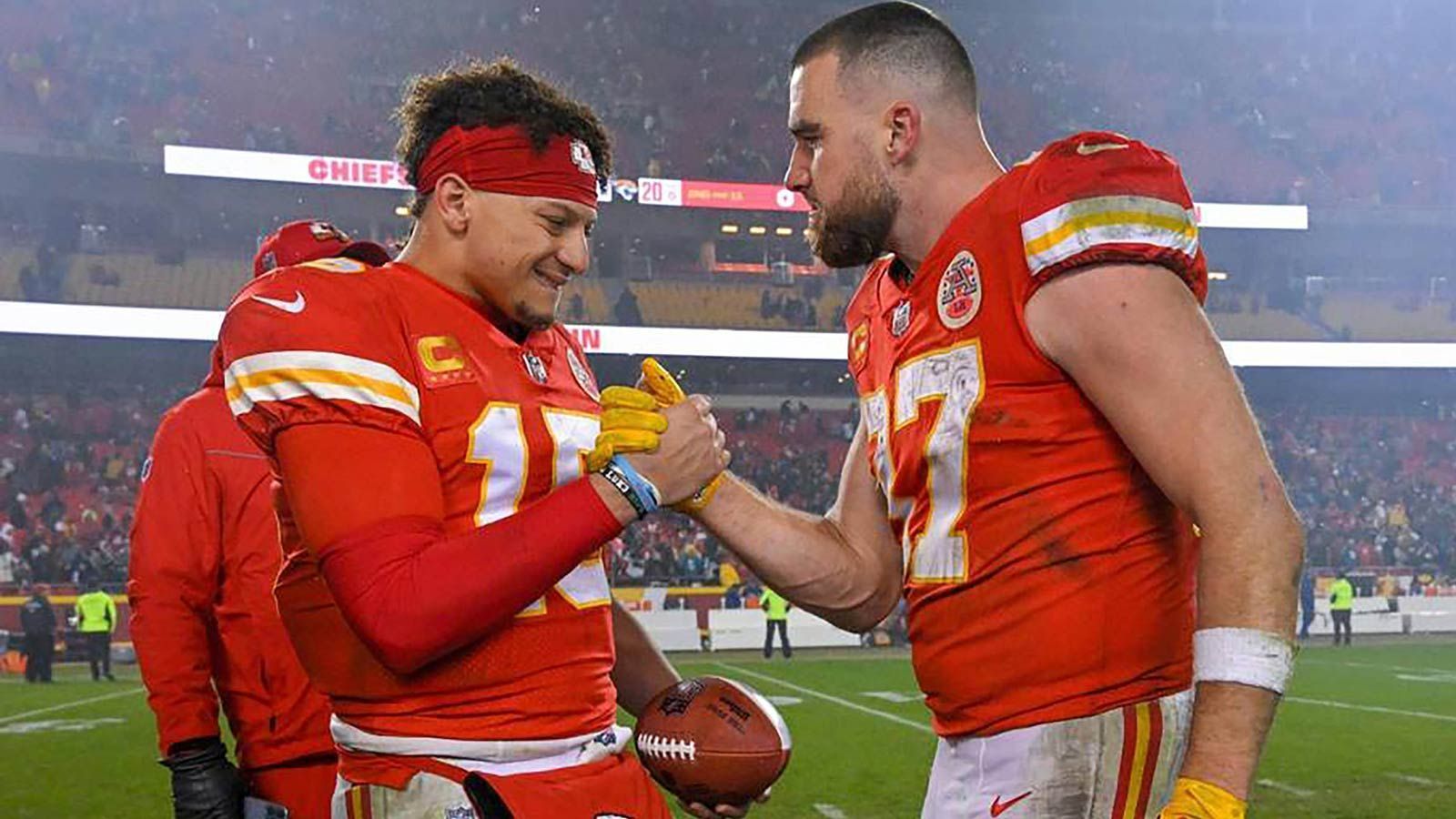
                <strong>Platz 3: Patrick Mahomes und Travis Kelce</strong><br>
                &#x2022; 61Touchdowns<br>&#x2022; Kansas City Chiefs (seit 2017)<br>
              