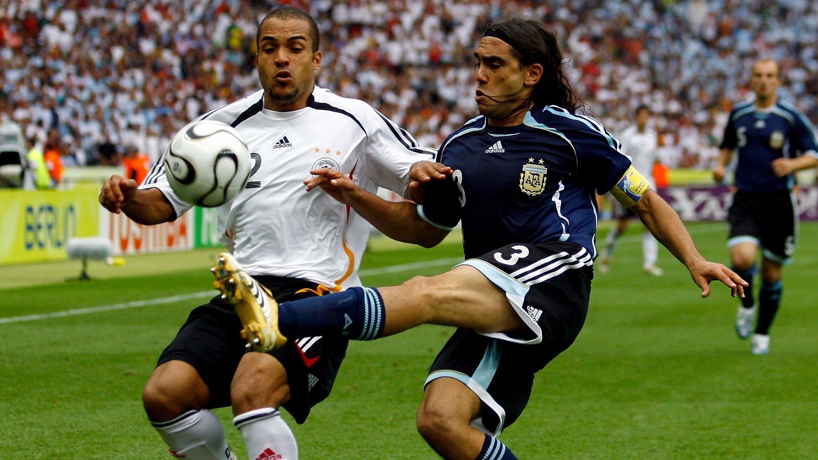 
                <strong>WM 2006: David Odonkor</strong><br>
                Bei der WM 2006 im eigenen Land überraschten der damalige Assistent Joachim Löw und Bundestrainer Jürgen Klinsmann mit der Nominierung des Dortmunders David Odonkor. Seinen großen Auftritt hatte der Flügelflitzer im zweiten WM-Vorrundenspiel in Dortmund gegen Polen. Odonkor kam als Joker ins Spiel und bereitete den Last-Minute-Treffer von Oliver Neuville zum 1:0 vor.
              