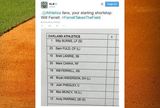 
                <strong>Will Ferrell spielt für die Oakland Athletics</strong><br>
                Die Vorbereitung macht es möglich: Die Teams bereiten sich in Arizona vor, spielen dort ihre Vorbereitungsspiele, die Stadien trennt nur wenige Meter. Sein MLB-Debüt gibt Farrell beim Spiel Oakland Athletics gegen die Seattle Mariners. Für die A's spielt er zunächst Shortstop.
              