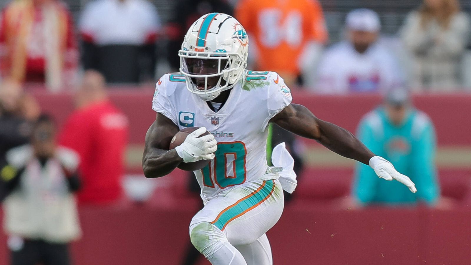 
                <strong>6. Platz (geteilt): Tyreek Hilll</strong><br>
                &#x2022; Position: Wide Receiver <br>&#x2022; Team: Miami Dolphins <br>&#x2022; Wettquote: +25.000 (100 Dollar Einsatz = 25.000 Dollar Gewinn)<br>
              