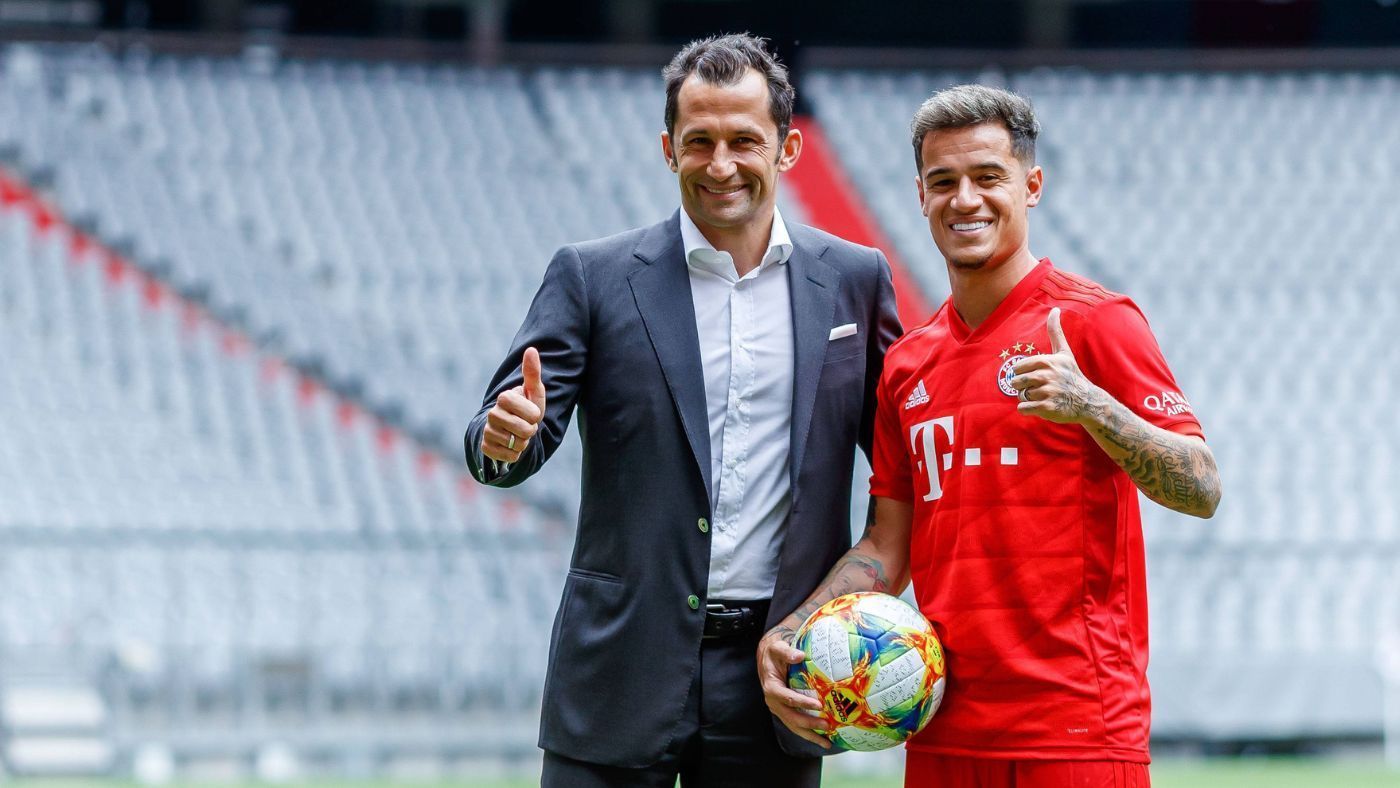 
                <strong>Brazzo holte sündhaft teure Leihspieler für die Bayern-Bank</strong><br>
                Gleich zweimal tat Hasan Salihamidzic Spaniens Weltklubs den Gefallen, ihnen ihre teuersten Bankdrücker abzunehmen. Barcelonas Philippe Coutinho sprengte 2019 beim FC Bayern das Gehaltsgefüge. Vor seiner Ankunft waren Robert Lewandowski und Manuel Neuer mit jeweils kolportierten 15 Millionen Euro brutto die Topverdiener. Dann kam der Brasilianer – und soll als Bankdrücker 13 Millionen Euro netto (!) verdient haben. Zusätzlich zahlte Salihamidzic dem internationalen Konkurrenten aus Barcelona eine Leihgebühr von acht Millionen Euro und befreite Barca von einem Topverdiener, dessen Leistungen weder in Katalonien noch in Bayern zu seinem Gehalt passten. Aber: Beim Coutinho-Deal war auch Karl-Heinz Rummenigge als damaliger Vorstands-Boss nicht unbeteiligt.
              