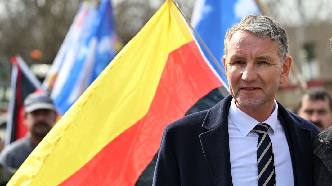 Björn Höcke, AfD-Fraktionsvorsitzender im Landtag, während einer Demonstration vor dem Thüringer Landtag.