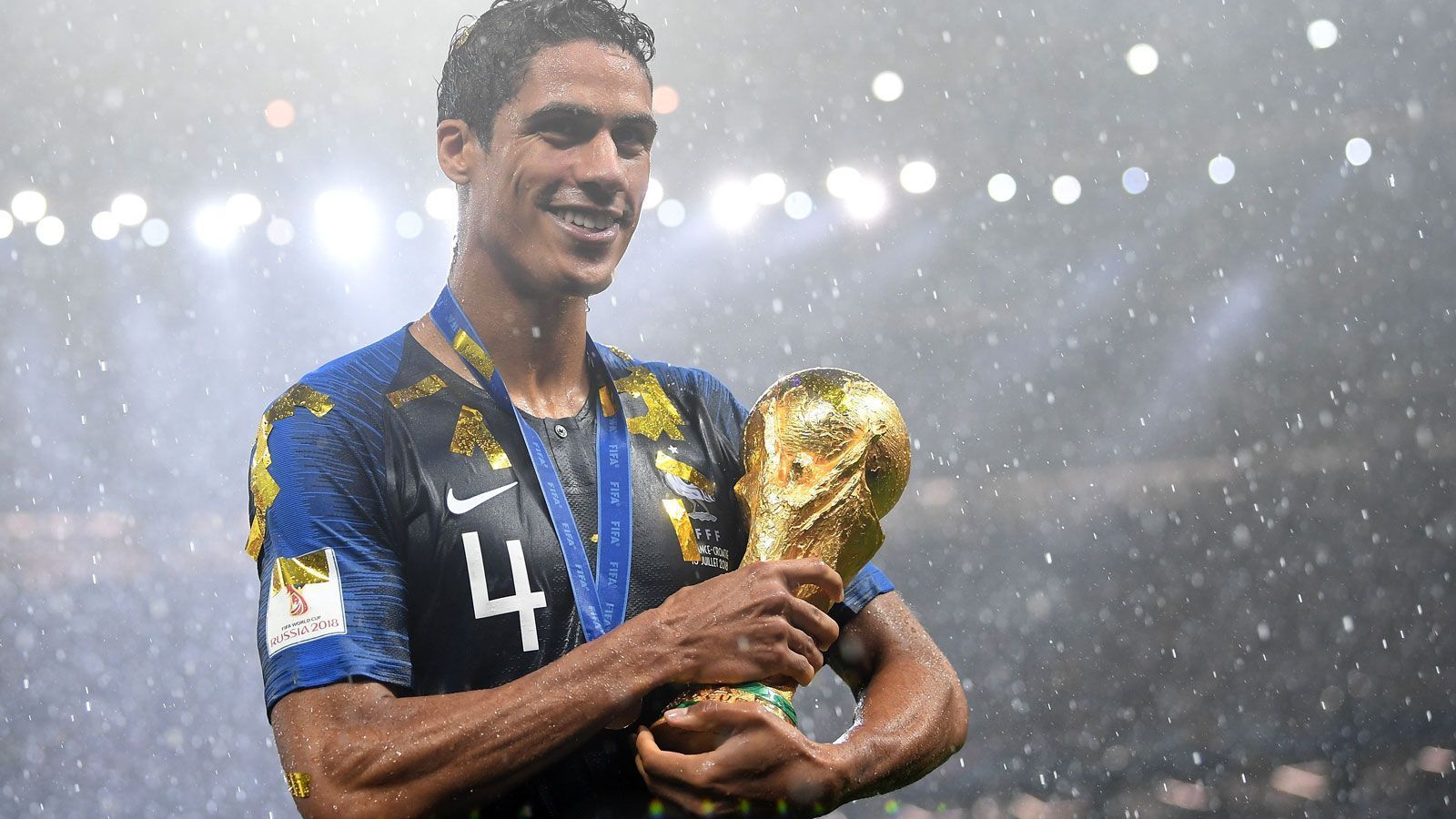 
                <strong>Zentraler Verteidiger: Raphael Varane (25, Frankreich)</strong><br>
                sieben Einsätze über die volle Distanz (630 Minuten)ein Tor47 zurückeroberte Bälleinsgesamt 49 Länderspiele und drei Torespielt bei Real Madrid
              