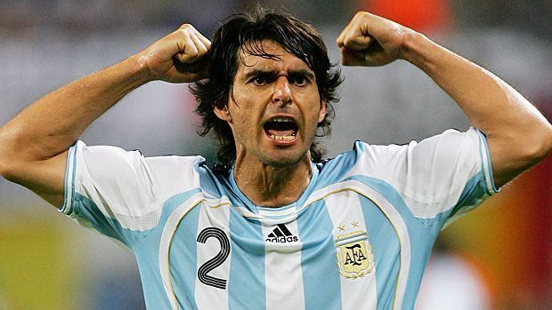 
                <strong>Roberto Ayala</strong><br>
                In der Abwehr setzt Agüero auf eine Dreierkette. Erster der drei Innenverteidiger ist Roberto Ayala, der wie Agüero lange für die argentinische Nationalmannschaft spielte. Und übrigens bei der WM 2006 im Elfmeterschießen an Jens Lehmann scheiterte…
              