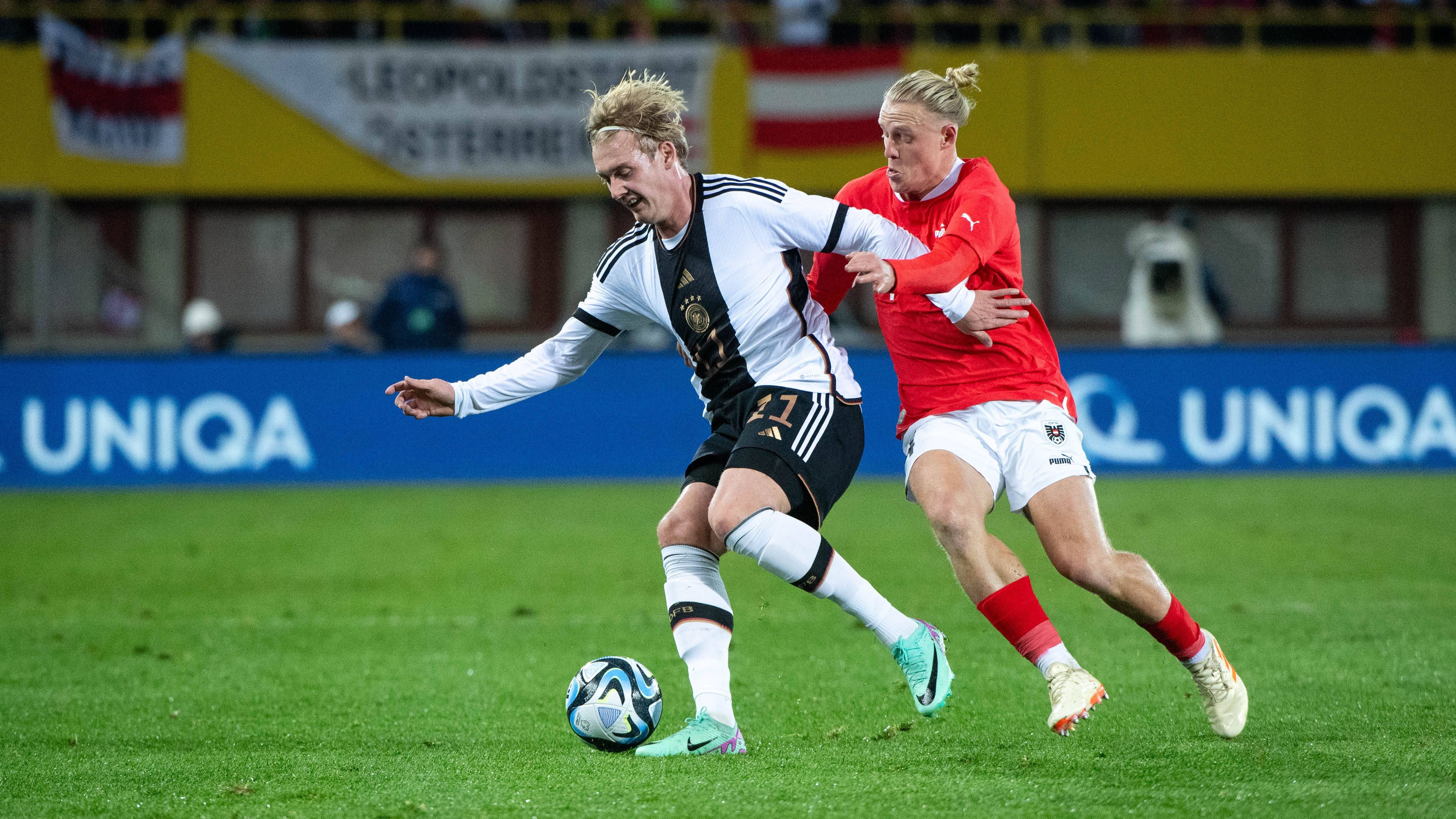 <strong>Julian Brandt</strong><br>Ständige Stockfehler und Ungenauigkeiten bestimmen das Bild beim Dortmunder. Ein ums andere Mal verstolpert Brandt in aussichtsreicher Position oder nimmt zu früh das Tempo aus den Angriffen der deutschen Mannschaft. Nach der Roten Karte für Sane muss er weichen.&nbsp;<strong><em>ran</em></strong><strong>-Note: 5</strong>