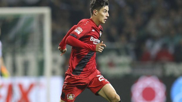 
                <strong>Einer wie Özil: Das ist Shootingstar Kai Havertz</strong><br>
                Karim Bellarabi verletzte sich früh, Joel Pohjanpalo ebenfalls, dazu Kevin Volland und Stefan Kießling. In der Offensive drückte der Schuh, so dass Havertz am 7. Spieltag in Bremen sein Debüt in der Bundesliga feierte. 17 Jahre und 126 Tage war er da alt, womit er der jüngste Bundesliga-Debütant in der Vereinshistorie und der siebtjüngste in der Geschichte der Liga ist.
              