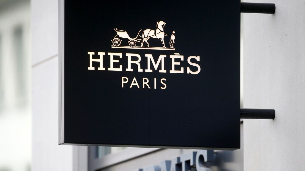 Einer der Hermès-Nachkommen will seinen ehemaligen Hausangestellten adoptieren und ihm so die Hälfte seines milliardenschweren Vermögens hinterlassen.