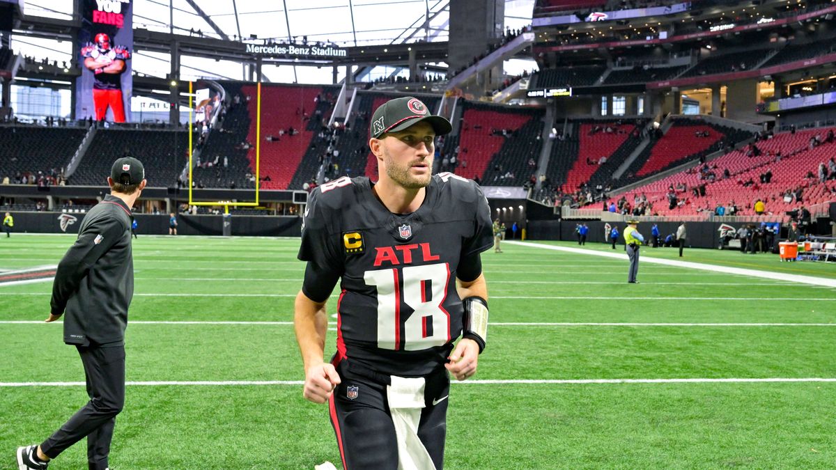 ATLANTA, GA Ð JANUARY 05: Atlanta quarterback Kirk Cousins (18) leaves the field following the conclusion of the NFL, American Football Herren, USA game between the Carolina Panthers and the Atlant...