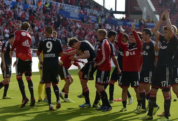 
                <strong>FSV Mainz 05 - Bayer Leverkusen 1:4</strong><br>
                Mainz kommt zwar durch Yunus Malli noch zum Anschluss, doch Leverkusen tütet den fünften Saisonsieg ein. Nach Abpfiff steigt dementsprechend eine große Party vor den Gästefans
              