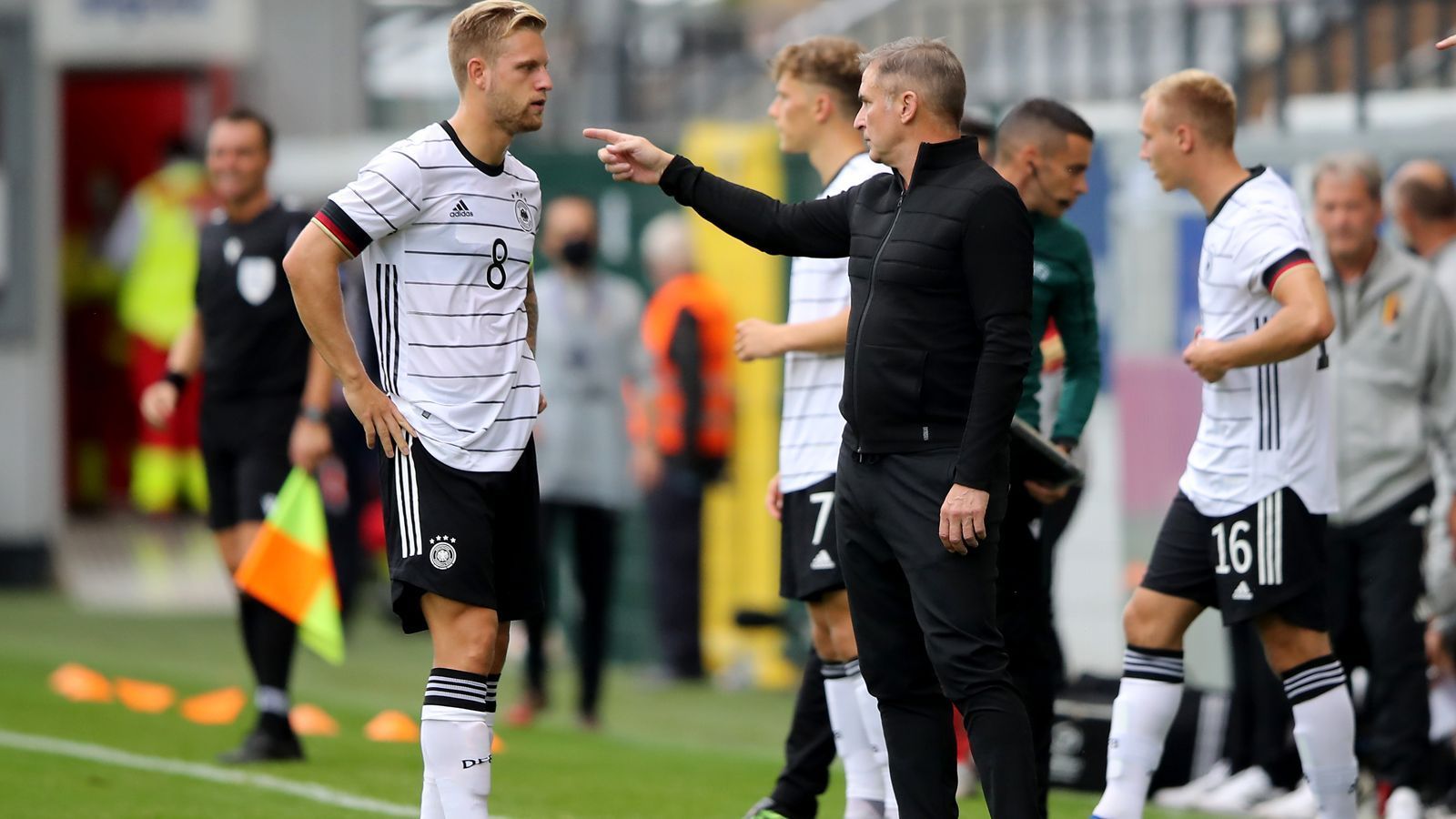 
                <strong>Defensives Mittelfeld: Arne Maier</strong><br>
                Arne Maier ist Kapitän der Mannschaft und mit seinen 22 Jahren schon ungemein erfahren (82 Bundesliga-Spiele). Dazu kommt, dass er sich in den vergangenen Wochen bei Bielefeld immer besser eingegroovt hat. Nach dem geschafften Klassenerhalt mit der Arminia kann er befreit aufspielen. Maier ist als verlängerter Arm Kuntz' auf dem Platz gesetzt.
              