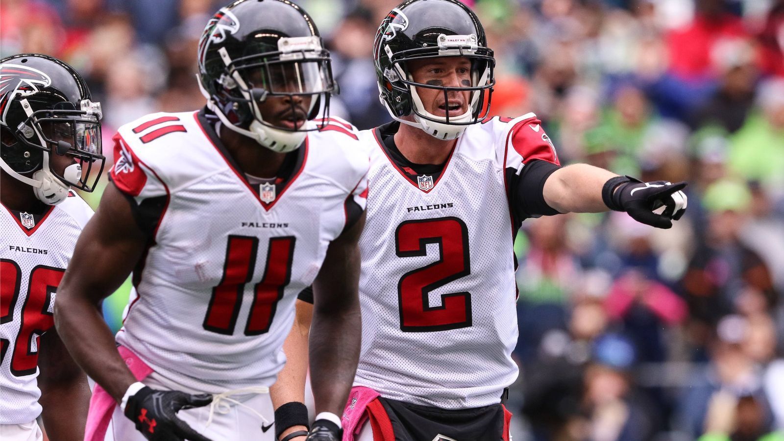 
                <strong>Die Falcons-Offense 2016</strong><br>
                Offensive Coordinator der Falcons 2016 war Kyle Shanahan, aktueller Head Coach der San Francisco 49ers. Gerade in der zweiten Saisonhälfte  waren die Mannen aus Georgia kaum zu stoppen. Allen voran Quarterback Matt Ryan, der zum MVP gekürt wurde, und All-Pro-Receiver Julio Jones zerlegten die gegnerischen Defenses regelmäßig in ihre Einzelteile. In den Playoffs fanden weder die Seattle Seahawks (36:20) noch die Green Bay Packers (44:21) ein Mittel.
              