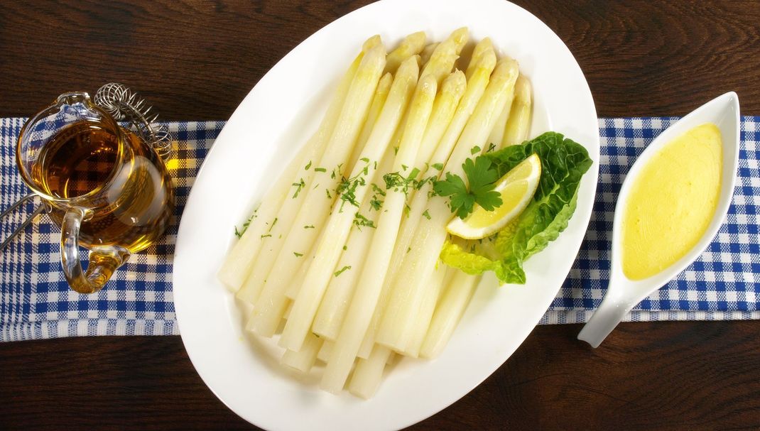 Ob getrennt oder gleich vermischt, Spargel am Stück oder vorher kleingeschnitten – wie Sie das Gericht letztlich servieren, bleibt ganz Ihnen überlassen.