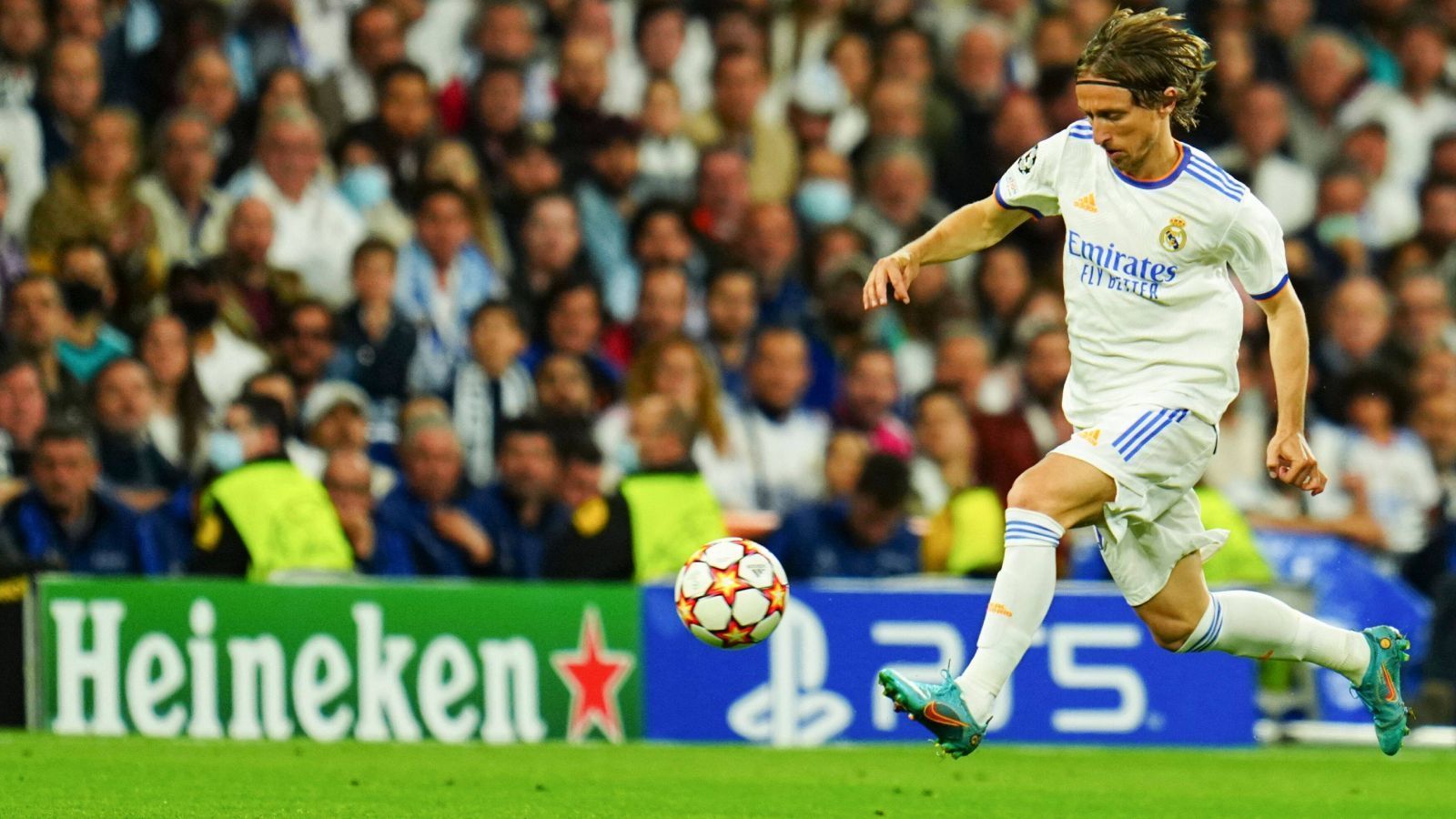 
                <strong>Mittelfeld: Luka Modric (Real Madrid)</strong><br>
                "Wo nimmt dieser Kerl eigentlich die Luft her?", wird sich so mancher erstaunte Beobachter an den Fernsehgeräten bei den Leistungen von Luka Modric in dieser CL-Saison gefragt haben. Der nimmermüde 36-Jährige wirbelte nicht nur von Strafraum zu Strafraum, auch seine unglaubliche fußballerische Klasse blitzte dabei mehrmals auf. Der Kroate ist noch immer Weltklasse und das bewies er nicht nur bei seinem Außenrist-Assist auf Rodrygo zum wichtigen 1:3 im Viertelfinal-Rückspiel gegen den FC Chelsea, das die Verlängerung ermöglichte.
              