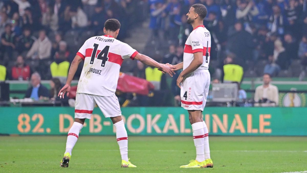 24. Mai 2025, Berlin, DFB-Pokal-Finale Arminia Bielefeld - VfB Stuttgart: Stuttgarts Luca Jaquez (l) tröstet Josha Vagnoman nach dem Eigentor zum 2:4. 