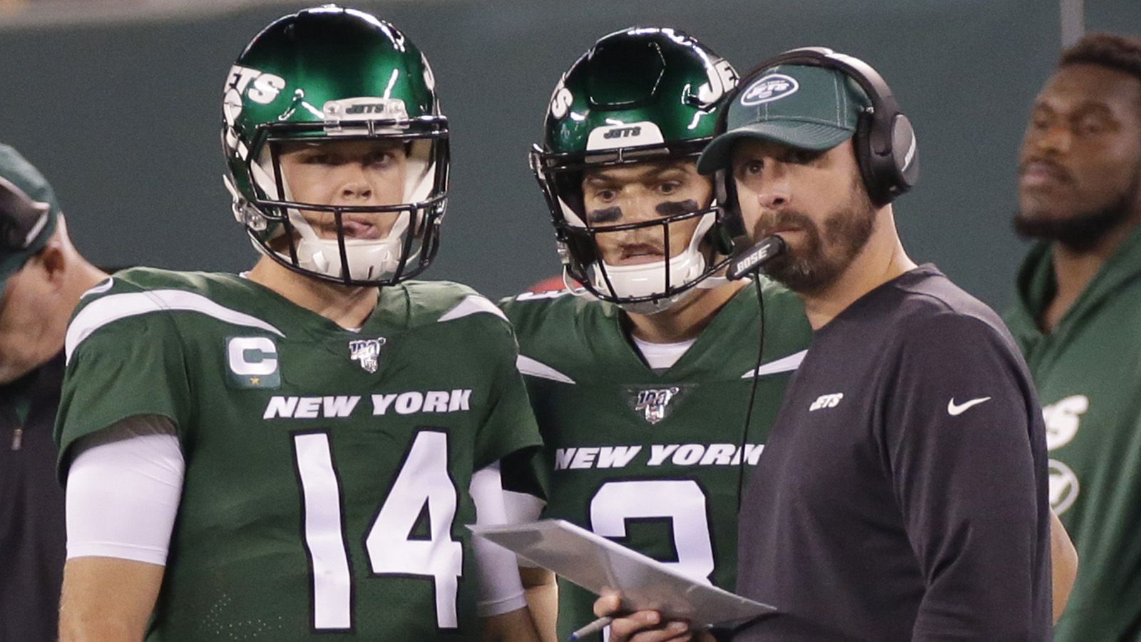 
                <strong>Adam Gase: Vertraut er Sam Darnold?</strong><br>
                Auch das Verhältnis zu Sam Darnold scheint ungewöhnlich zu sein. Zwar stellte sich der Quarterback zuletzt noch hinter seinen Coach, allerdings kann man sich nicht sicher sein, ob Gase seinem Spielmacher überhaupt vertraut: So war es Darnold in einer 4th&1-Situation gegen die San Francisco 49ers laut Gase nicht erlaubt, einen Quarterback-Sneak anzusagen, obwohl es eine große Lücke in der Defense gab. Am Ende missglückte das Play. Außerdem wurde offenbar kein einziger Pass-Versuch über 20 Yards angesagt. Darnold "durfte" lediglich kurze Pässe spielen. Um so über das Feld zu kommen braucht es jedoch mehr Kreativität im Play-Calling. Erst Recht gegen eine Defense, die zuletzt im Super Bowl stand und nur von Patrick Mahomes geschlagen werden konnte. 
              