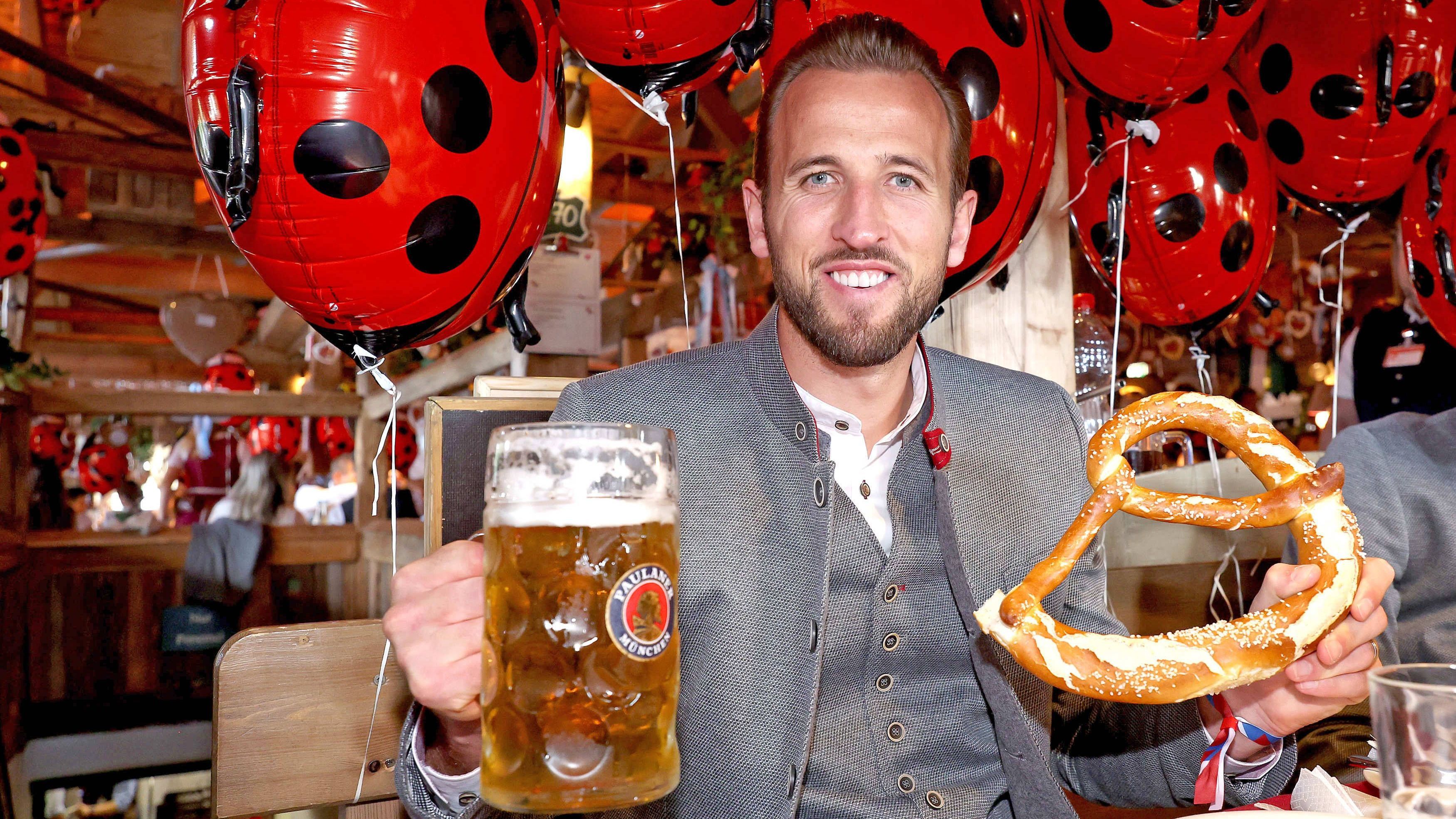 <strong>Harry Kane</strong><br>Am zweiten Wiesn-Sonntag halten auch die Fußballer des FC Bayern München Einzug auf das Oktoberfest. Mit dabei auch der neue Superstar Harry Kane. Stilecht mit Maßkrug und Big Brezn.