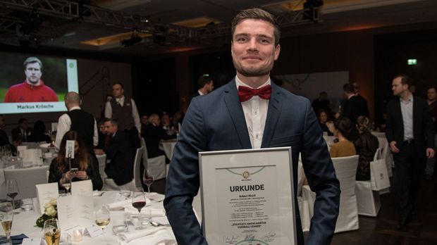 
                <strong>Robert Klauß (2018)</strong><br>
                Robert Klauß hat den 64. Fußballlehrer-Lehrgang als Jahrgangsbester absolviert. Er trainiert die U19 von RB Leipzig.
              