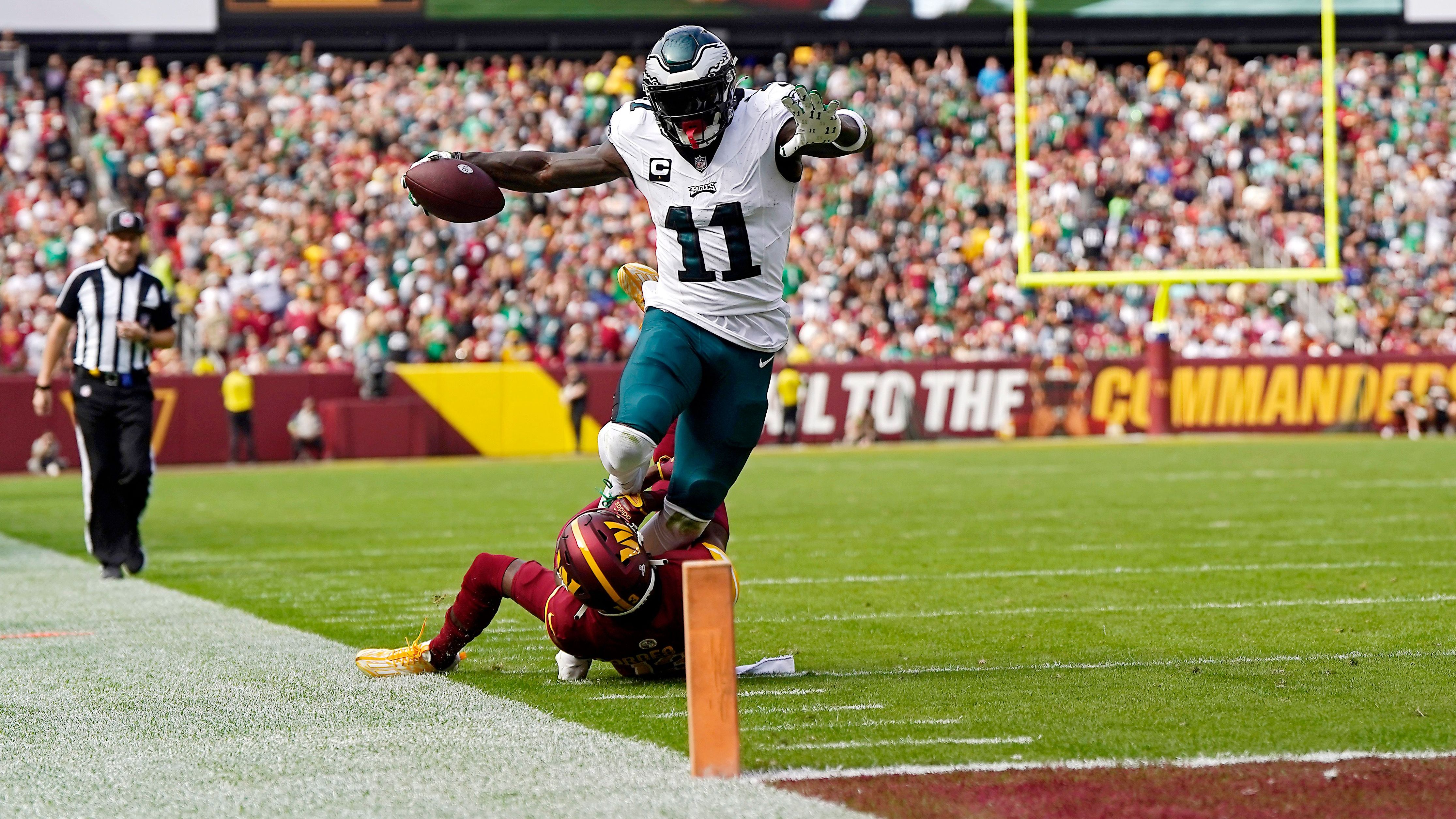 <strong>Gewinner: A.J. Brown (Philadelphia Eagles)</strong><br>Und auch gegen die Washington Commanders lieferte er ab: 130 Yards und zwei TDs und ein neuer NFL-Rekord standen am Ende zu Buche. Noch nie gelangen einem Spieler sechs Spiele in Folge mit 125 Yards und einem Score. Es würde uns nicht wundern, wenn das, was Brown mit der Defense der Commanders gemacht hat, im Bundesstaat Maryland illegal wäre.