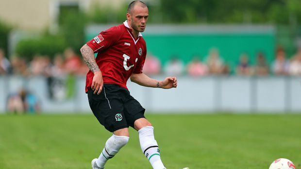 
                <strong>Christian Pander</strong><br>
                Christian Pander: Seit sein Vertrag im Sommer 2015 in Hannover ausgelaufen ist, wurde es still um den zweimaligen deutschen Nationalspieler, der einst für seine starken Freistöße mit dem linken Fuß gefürchtet war. Doch immer wieder wurde er in seiner Laufbahn durch Verletzungen zurückgeworfen, weshalb vielleicht viele Klubs das Risiko einer Verpflichtung Panders nicht eingehen wollen.
              