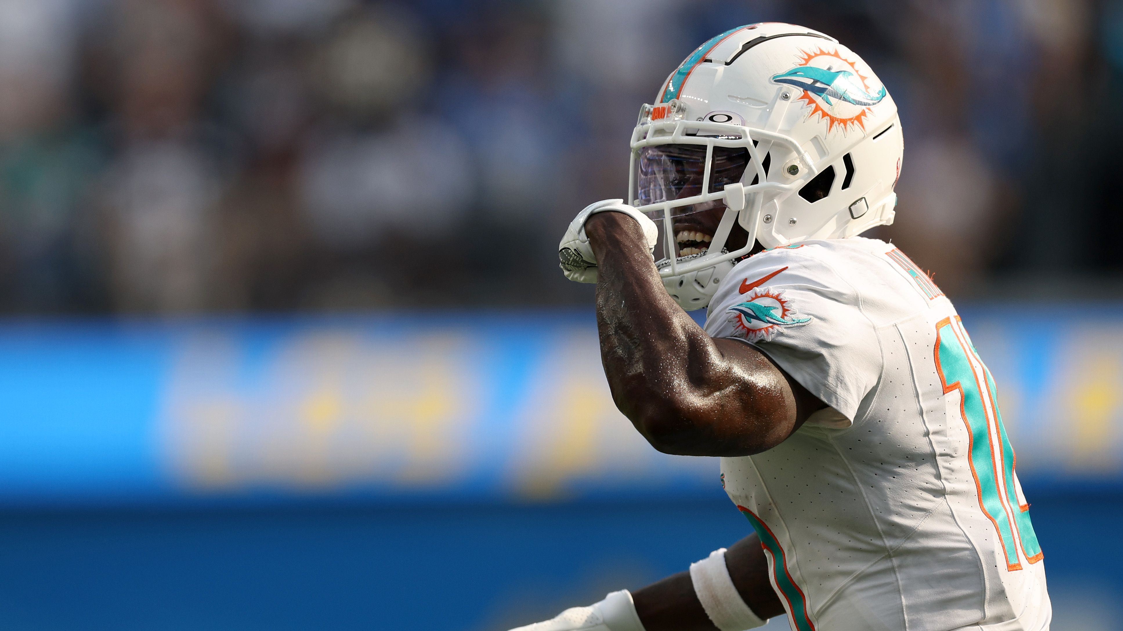 <strong>Week 1: Tyreek Hill (Miami Dolphins)</strong><br>Mit elf Catches, 215 Yards und zwei Touchdowns stellte Star-Receiver Tyreek Hill am ersten NFL-Spieltag einen Rekord auf: Der Profi der Miami Dolphins verbuchte zum dritten Mal in seiner Karriere mindestens 200 Receiving Yards und zwei Touchdowns in einem Spiel - keinem anderen NFL-Spieler gelang das seit 1950 so oft.