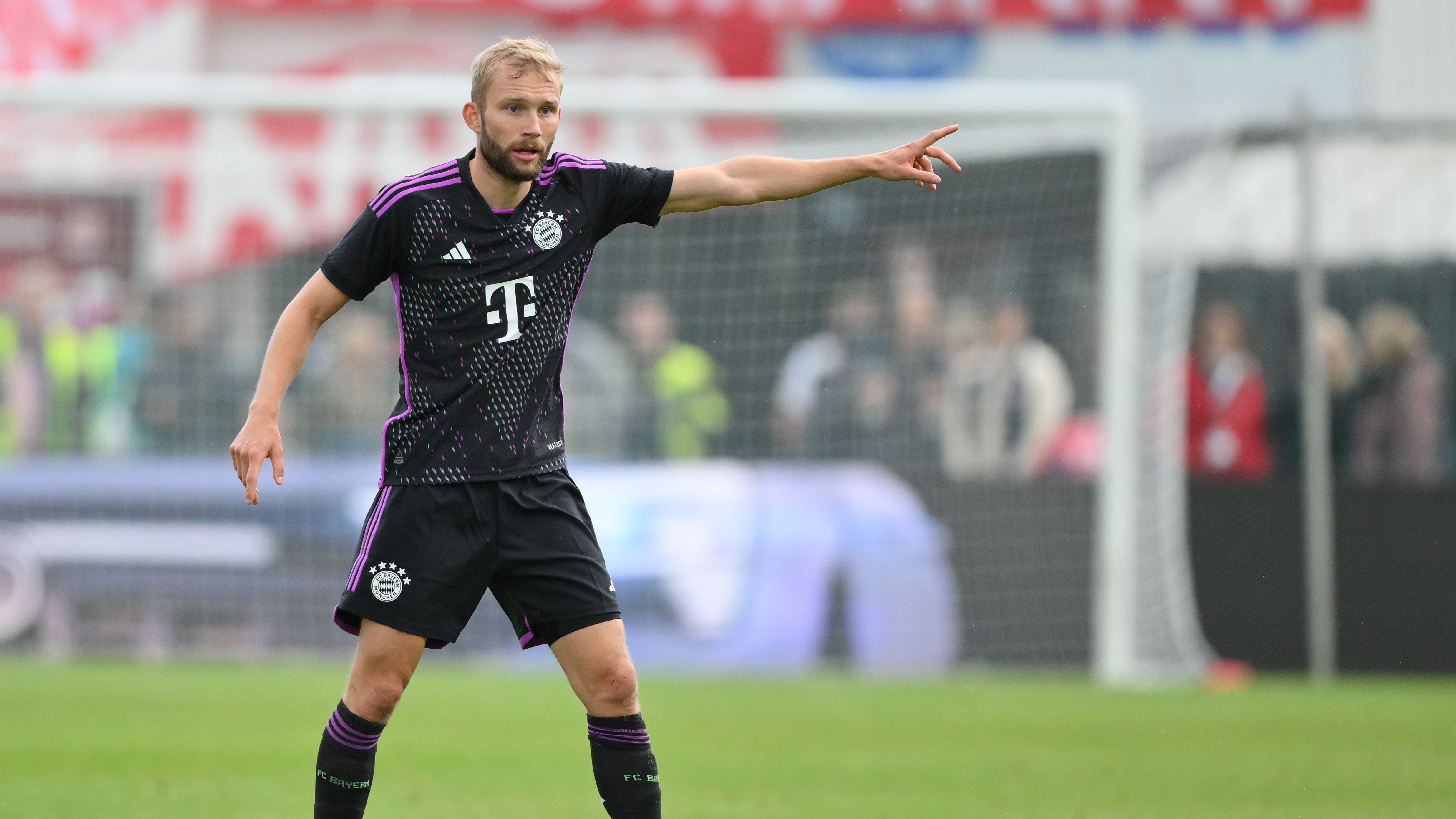 <strong>Konrad Laimer (FC Bayern München)</strong><br>Laimer konnte schon bei RB Leipzig durch seine Vielseitigkeit überzeugen, auch als Rechtsverteidiger agierte der österreichische Nationalspieler bereits. Wie die "Abendzeitung München" berichtet, soll die Vereinsführung Laimer auch als mögliche Alternative für Mazraoui sehen.&nbsp;