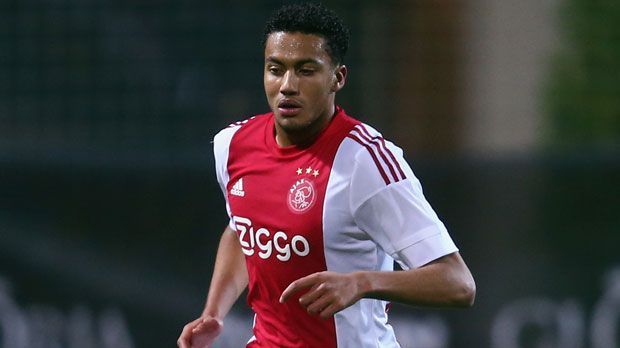 
                <strong>Abwehr: Jairo Riedewald (Ajax Amsterdam)</strong><br>
                Abwehr: Das größte Lob bekam Jairo Riedewald von Frank de Boer, seinem ehemaligen Trainer bei Ajax Amsterdam. "Er erinnert mich an Frank Rijkaard." Ein Lob, das einem Ritterschlag gleichkommt. Riedewald stammt aus der eigenen Talentschmiede und gab bereits mit 17 sein Debüt in der ersten Mannschaft. Wegen seines starken linken Fußes wurde er zunächst als Linksverteidiger eingesetzt. Mittlerweile hat er seinen Stammplatz in der Innenverteidigung. 
              