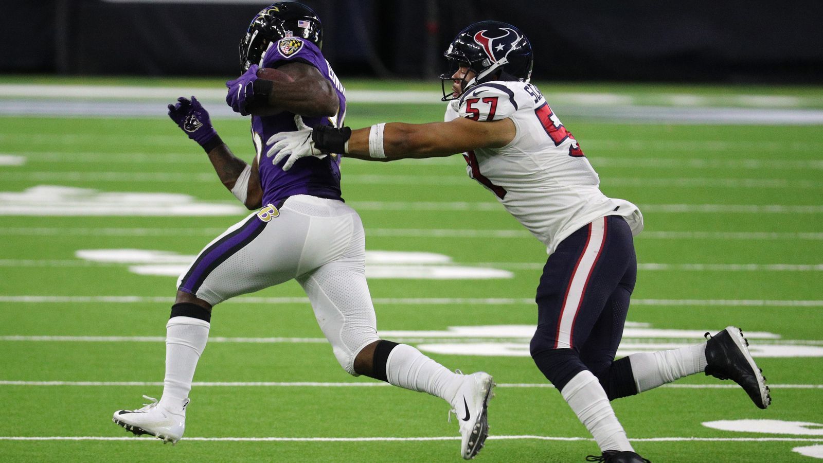 
                <strong>Houston Texans: Probleme im gesamten Team</strong><br>
                Die Auftaktniederlagen gegen die Chiefs und die Ravens wurden noch als "kann passieren" abgestempelt. Es folgten aber weitere Niederlagen und der Rausschmiss von Head Coach und General Manager Bill O'Brien. Die Probleme des Teams waren dabei überdeutlich: Die Defense lebt nur noch von ihrem Ruf, denn der Pass Rush ist trotz ihrer 14 Sacks sehr harmlos. Von "Pro Football Focus" bekam die Gruppe mit einer Note von 57,3 die zweitschlechteste der Liga. Auch die Offense brachte seine Qualität zu selten auf den Platz.
              