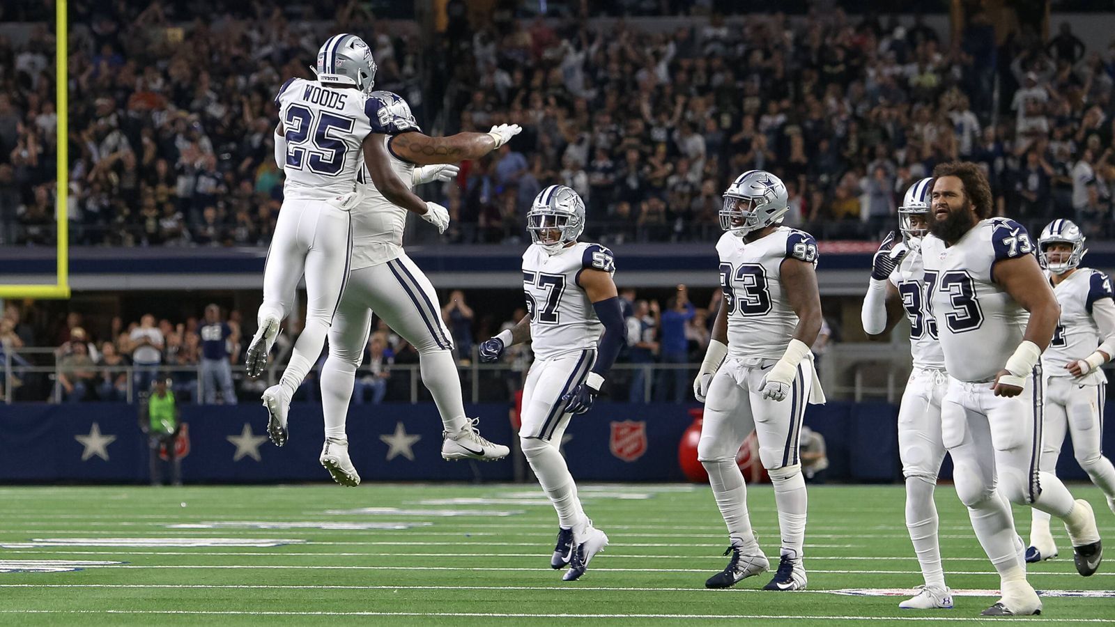 
                <strong>Gewinner: Defense der Dallas Cowboys</strong><br>
                Seit Wochen fragt sich die Football-Welt, wer die Offensiv-Macht der New Orleans Saints stoppen kann. Nun haben wir die Antwort: Die Dallas Cowboys können es! Die Defense der Texaner ließ nur 176 Yards und zehn Punkte zu. Quarterback Drew Brees kam gerade einmal auf 127 Passing-Yards. Ein Wert, den er normalerweise schon vor der Halbzeit überschreitet. Die Defense der Cowboys dürfte nun der Vorbild aller Saints-Gegner sein.  
              