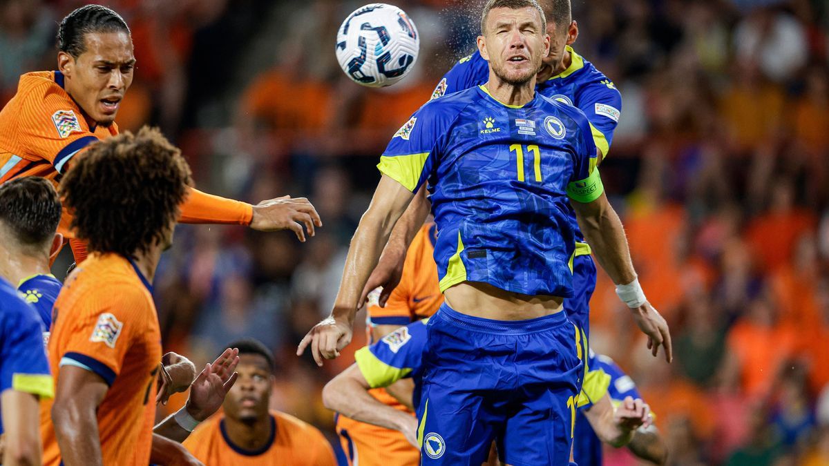 2024-09-07 Netherlands v Bosnia & Herzegovina - UEFA Nations League EINDHOVEN, NETHERLANDS - SEPTEMBER 7: Nikola Katic of Bosnia & Herzegovina, Edin Dzeko of Bosnia & Herzegovina try to head the ba...