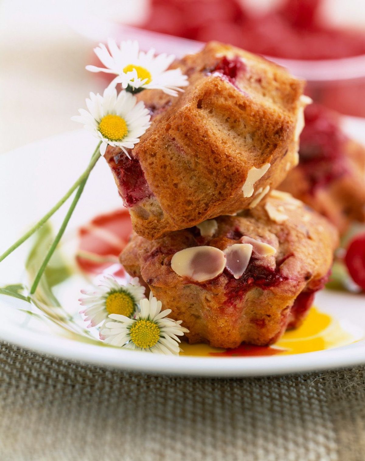 Enie backt: Rezept-Bild Himbeer-Financiers          