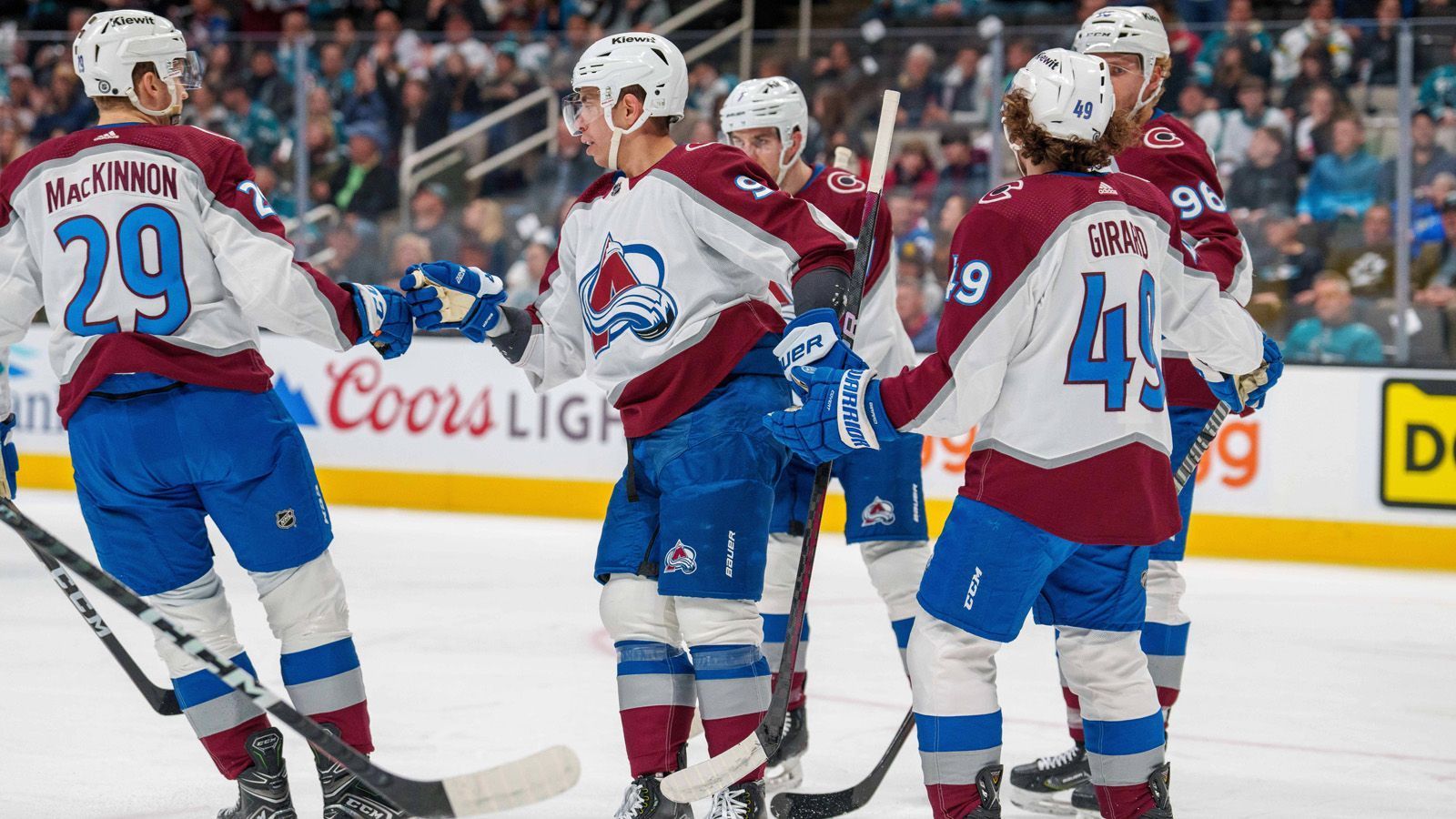 
                <strong>Platz 4: Colorado Avalanche (51-24-7); Platz 1 der Central Division (Vorwoche Platz 3)</strong><br>
                Der Titelverteidiger tat sich zu Beginn der Saison zwar schwer, drehte aber kurz nach der Jahreswende auf und spielt seitdem konstant auf hohem Niveau. Dreimal gelangen der Avalanche Siegesserien über jeweils sechs Spiele. Nathan MacKinnon kann in wichtigen Spielen den Unterschied ausmachen und zählt mit 111 Scorer-Punkten zu den Top-5 der Liga. Statistisch bewegen sie sich in den relevanten Statistiken zwar eher im Mittelfeld der Liga. Aber: Dieses Team weiß, wie man den Stanley Cup gewinnt. In der 1. Playoff-Runde geht es zunächst gegen Seattle Kraken.
              