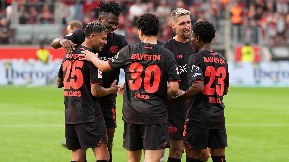 Spieler von Bayer 04 Leverkusen jubeln nach einem Treffer zum 3:0 kurz vor der Halbzeitpause. GER, Bayer 04 Leverkusen vs Pisa SC, Fussball, Testspiel, Saison 2025 2026, 05.08.2025 DFL REGULATIONS ...