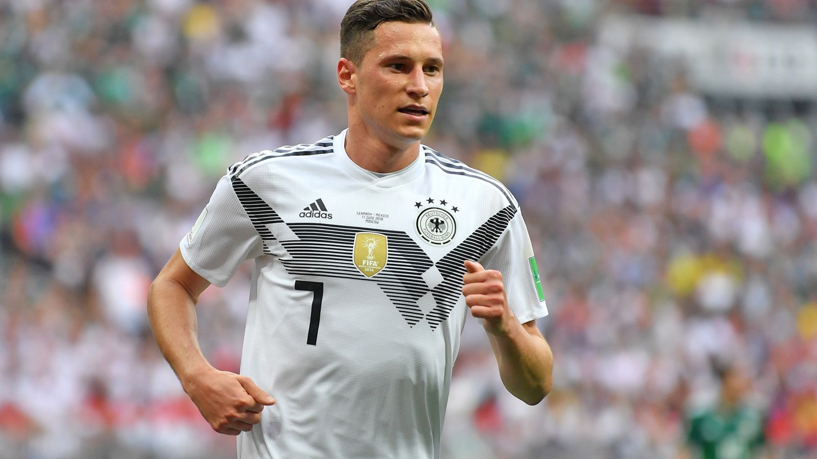 
                <strong>Offensives Mitteld: Julian Draxler</strong><br>
                Nach der Pleite gegen die Elftal war es Julian Draxler, der die Fehler besonders deutlich ansprach. Unter anderem bemängelte er: "Mir persönlich geht das zu langsam und ist zu berechenbar." Das Gegenteil wollte er gleich mit seiner Einwechslung gegen die Niederlande beweisen. Ein Distanzschuss, ein Volleyschuss, leider aber auch ein schlimmer Ballverlust, der letztlich zum Gegentor führte. Der 25-Jährige spielt zwar meist auf dem Flügel, hat aber in der Nationalelf und bei PSG schon Erfahrung im offensiven Mittelfeld gemacht. Angesichts der beiden Flügelspieler ist Draxler die beste Option diese Position. 
              