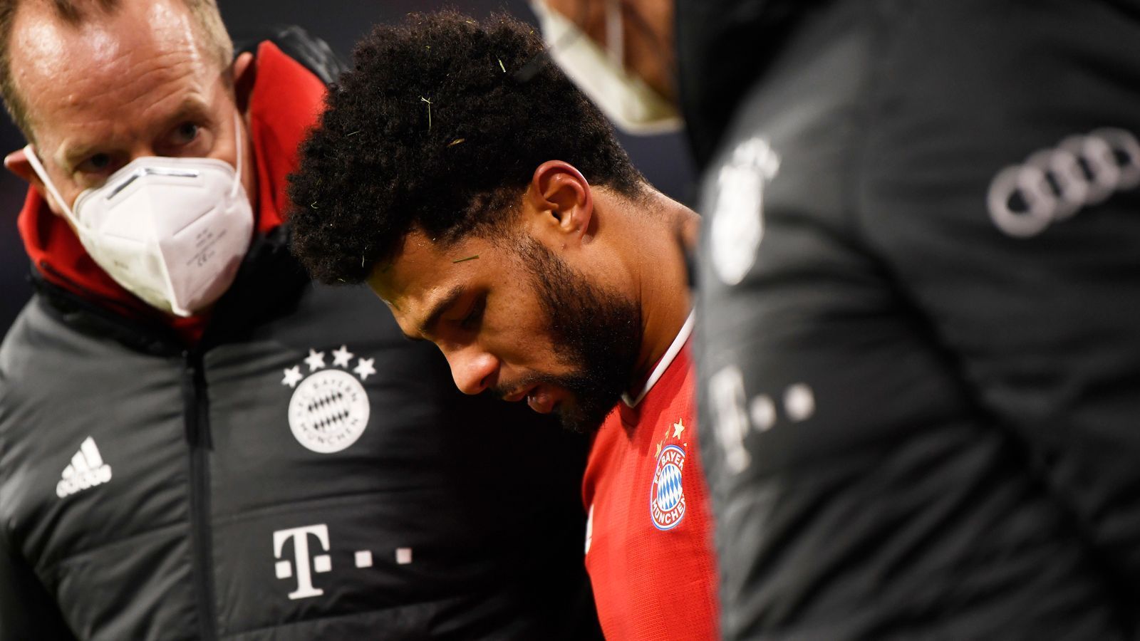 
                <strong>Serge Gnabry</strong><br>
                Sorgt über die rechte Seite für das zuletzt so vermisste Tempo im Bayern-Spiel. Sobald er die Möglichkeit hat, zieht er Richtung Tor oder sucht den Abschluss. Muss in der 28. Minute verletzt raus, Sané kommt für ihn rein. Bis dahin bester Münchner. ran.de-Note: 2
              