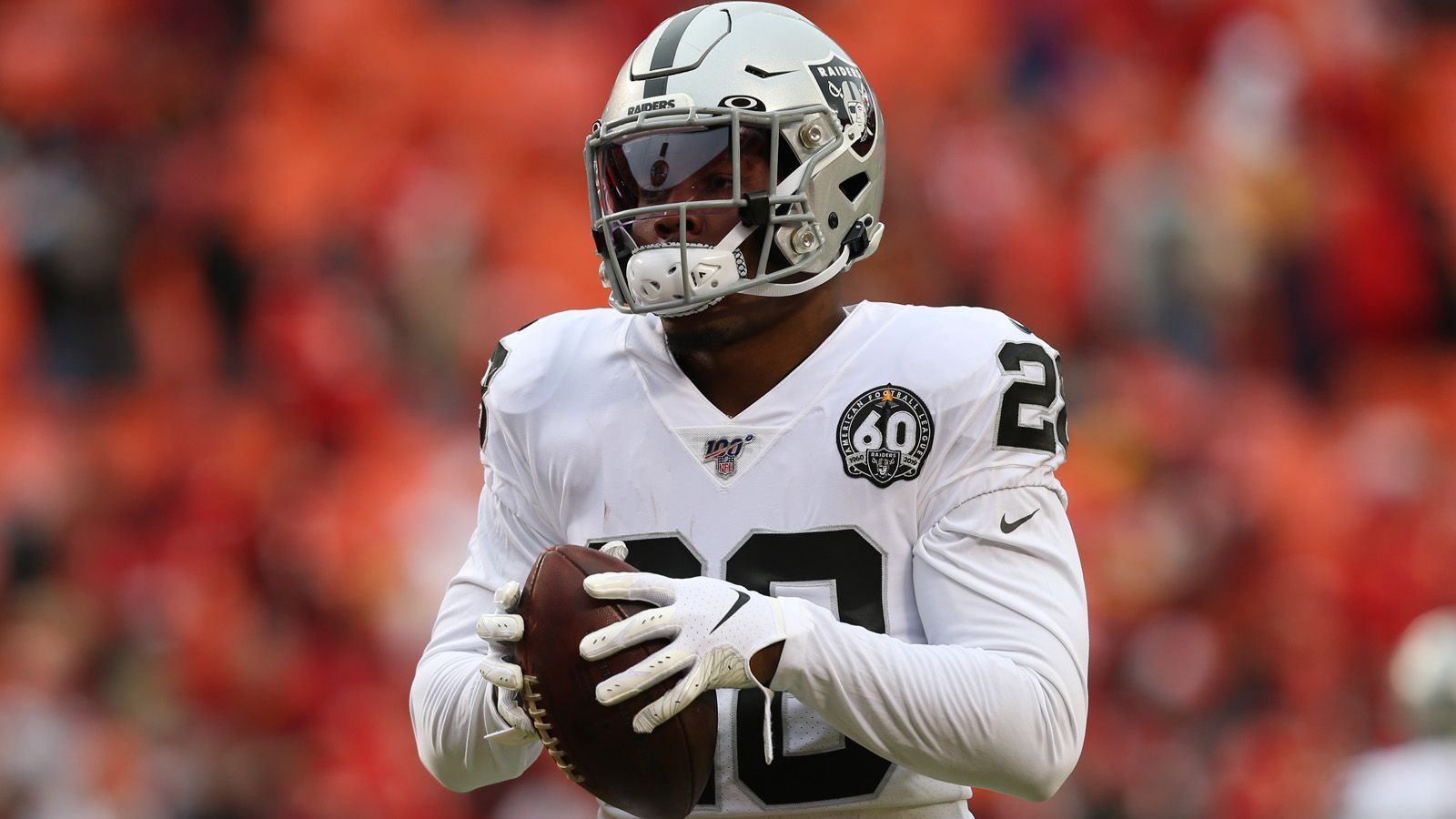 
                <strong>10. Josh Jacobs (Las Vegas Raiders)</strong><br>
                Josh Jacobs setzte sich in der Abstimmung knapp gegen Jonathan Taylor von den Indianapolis Colts durch und steht somit nach dem 9. Platz aus dem vergangenen Jahr erneut in den Top 10. In der vergangenen Saison erlief Jacobs 1.065 Yards und zwölf Touchdowns. 479 Yards kamen nach dem ersten Kontakt mit einem Gegenspieler zustande. Dies ist der sechstbeste Wert der NFL.
              