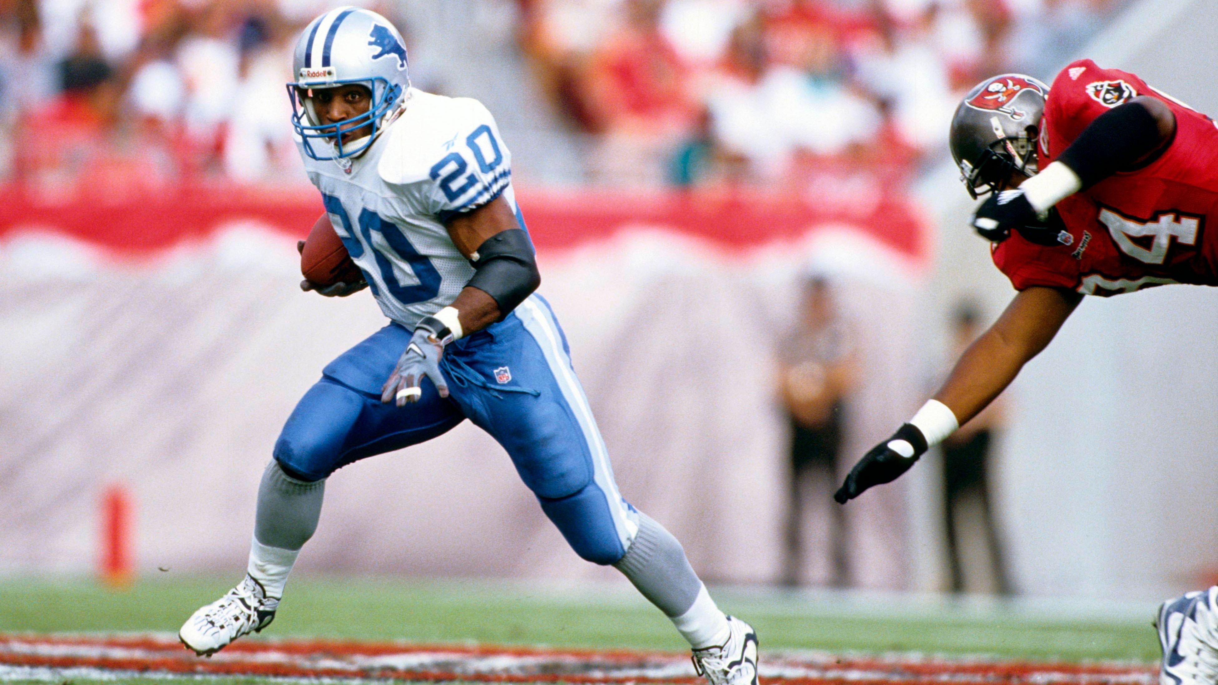 <strong>Barry Sanders (Running Back, 1989 - 1998, Lions)</strong><br>Er lieferte Rekordzahlen. In zehn NFL-Jahren schaffte er es zehnmal in den Pro Bowl und wurde zehnmal zum All-Pro gewählt. Er ist einer der besten Running Backs der Historie, der mit 31 Jahren überraschend zurücktrat. Mit den Lions kam er dem Super Bowl nie nahe.