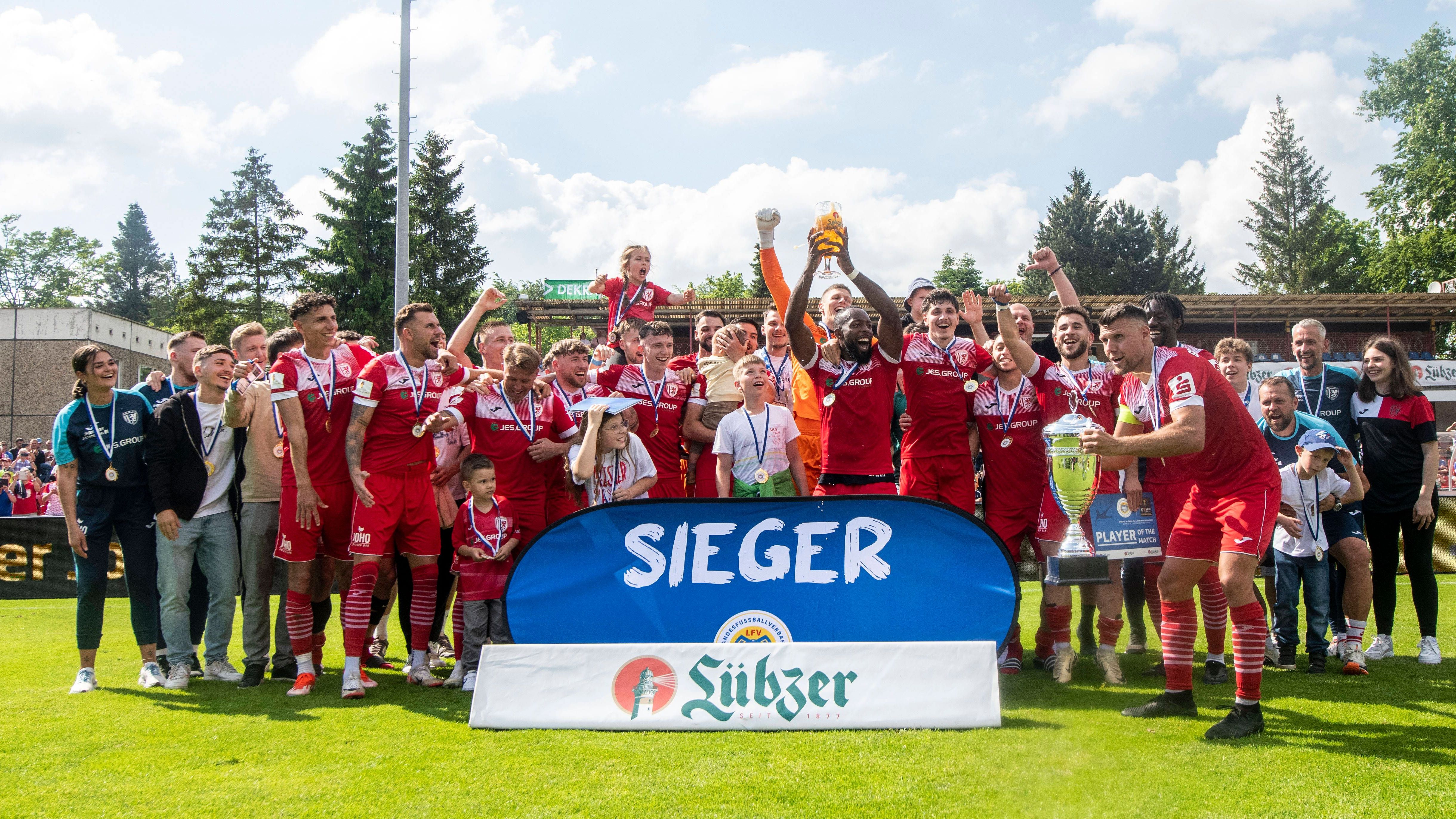 <strong>Landespokal Mecklenburg-Vorpommern in Greifswald</strong><br><strong>Greifswalder FC</strong> (Foto, Regionalliga Nordost) - TSG Neustrelitz (NOFV-Oberliga Nord) 5:0 (3:0) - Torschützen: 1:0 Eglseder (3.), 2:0 Daedlow (32.), 3:0 S. Benyamina (42.), 4:0 S. Benyamina (55.), 5:0 Vogt (64.)