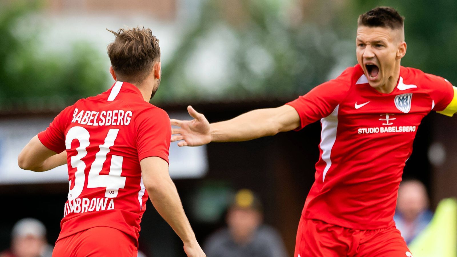 
                <strong>SV Babelsberg</strong><br>
                In Brandenburg ist der SV Babelsberg nun alleiniger Rekordsieger. Der Regionalligist besiegte seinen Ligakonkurrenten FSV Union Fürstenwalde mit 2:0. Tobias Bombrowa (33.) und Daniel Frahn (78.) erzielten die Tore: Titel Nummer Zehn für Babelsberg. 
              